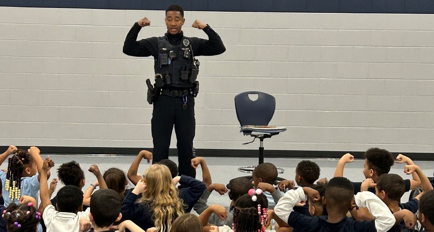 Officer Hill Reads to KG Students